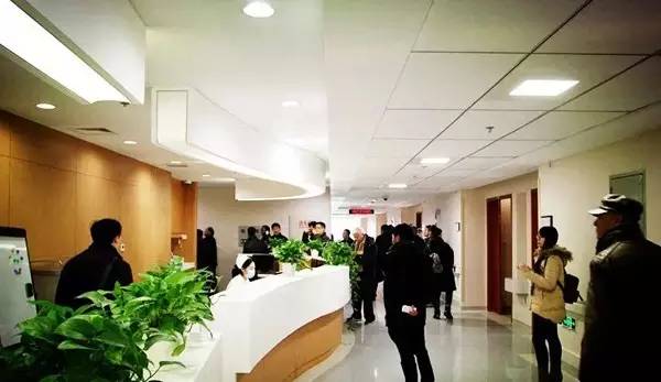 北大國際李院長親自帶領與會人員參觀醫院